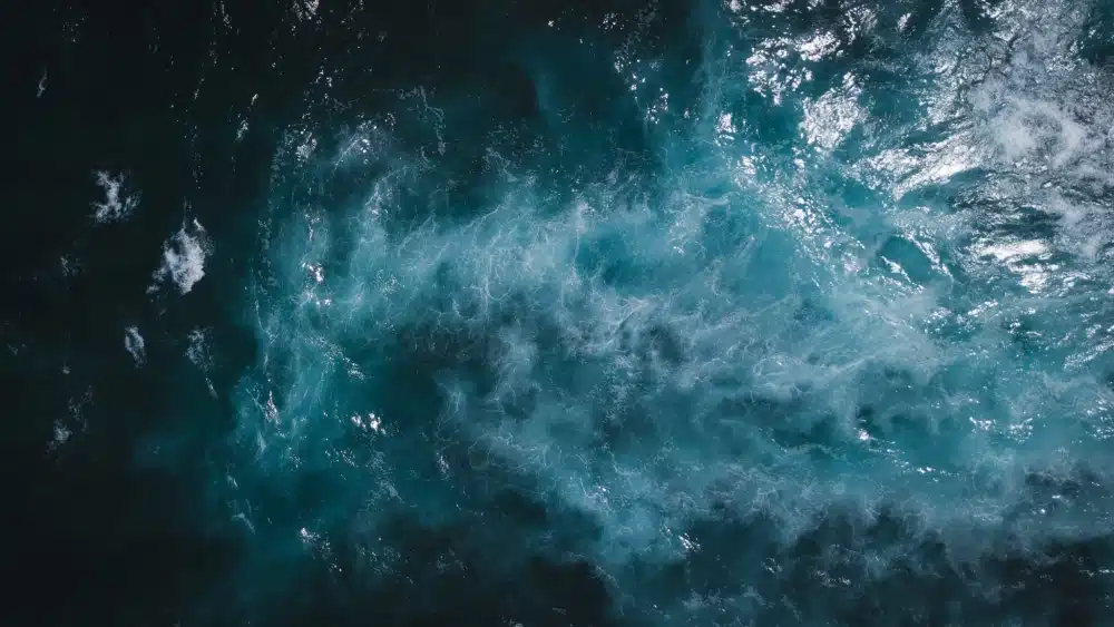Una-corriente-marina-en-medio-del-oceano.